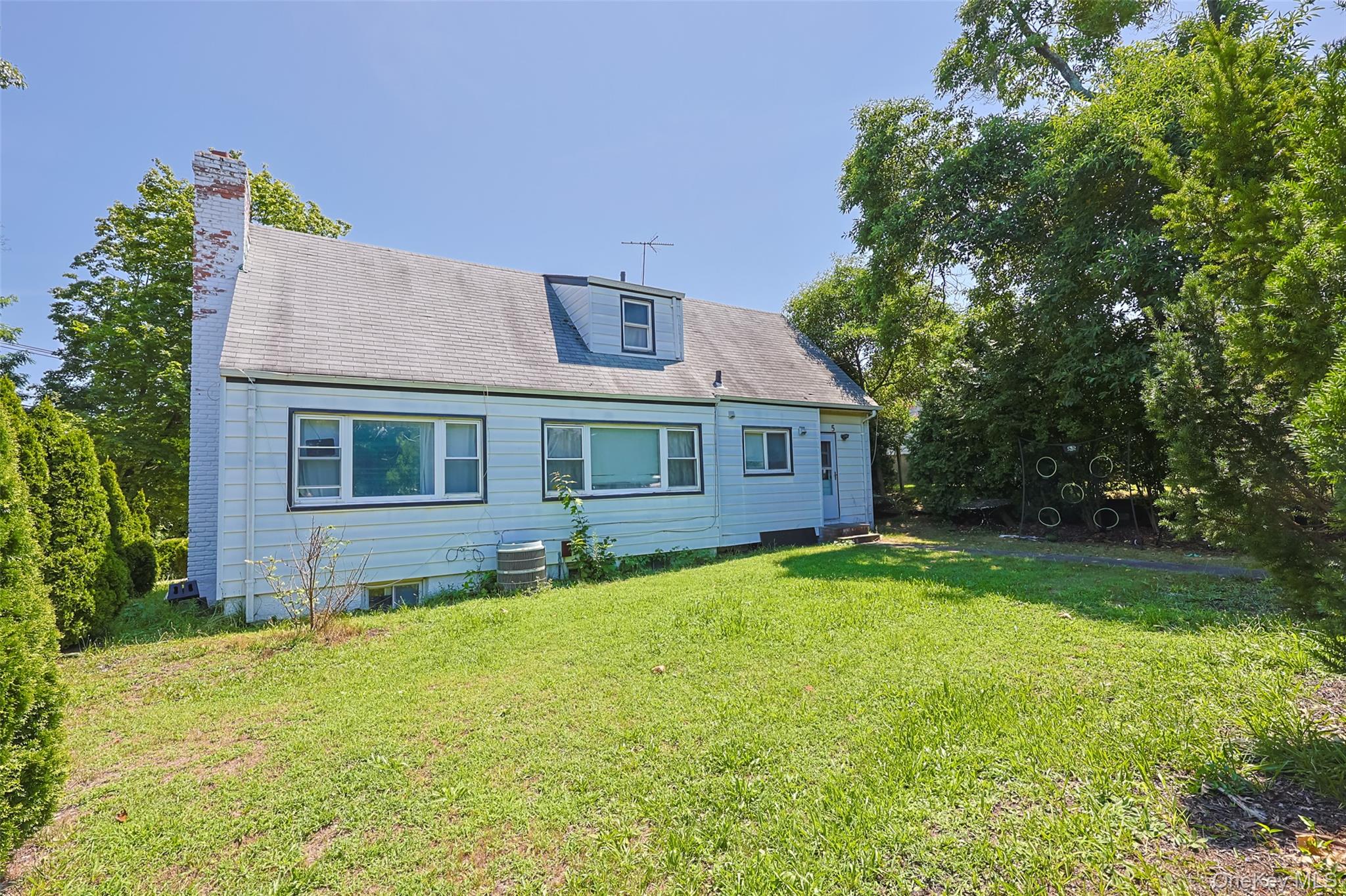 84 Middle Neck Road Roslyn, NY 11576 - Photo 6 of 44 a front view of a house with a garden