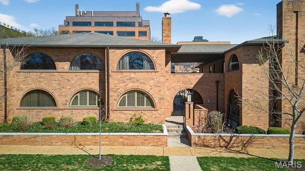 $573,000 | 170 North Brentwood Boulevard, Clayton, MO 63105