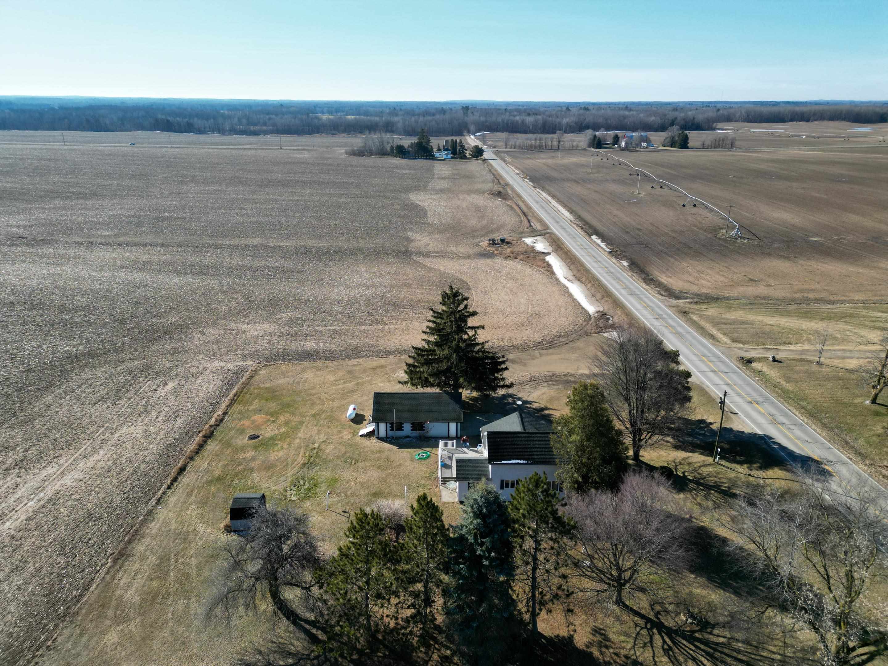 11669 West County Line Road Blanchard, MI 49310 - Photo 5 of 24