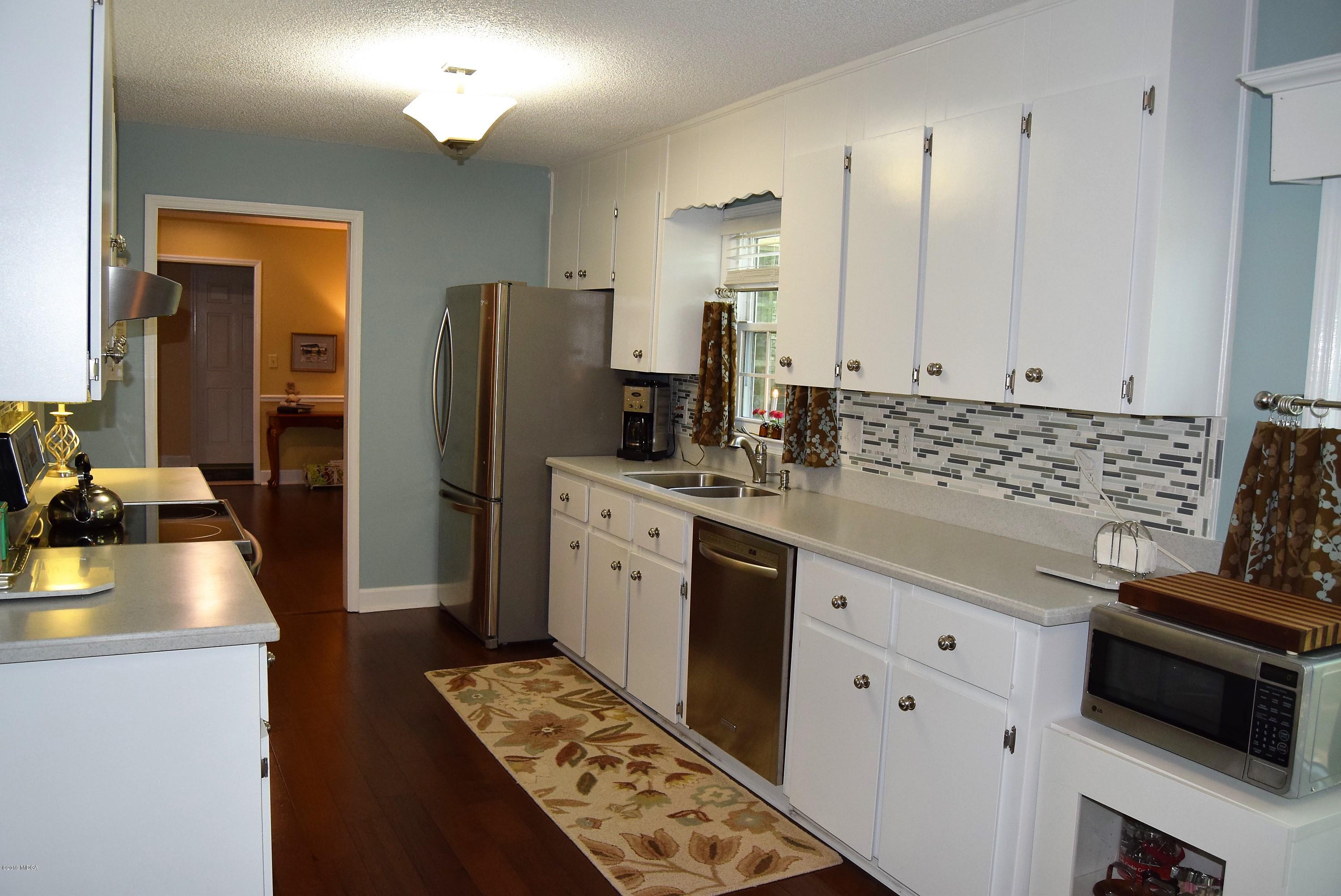 475 Stone Edge Road Macon, GA 31210 - Photo 13 of 36 a kitchen with stainless steel appliances a stove a sink and a refrigerator
