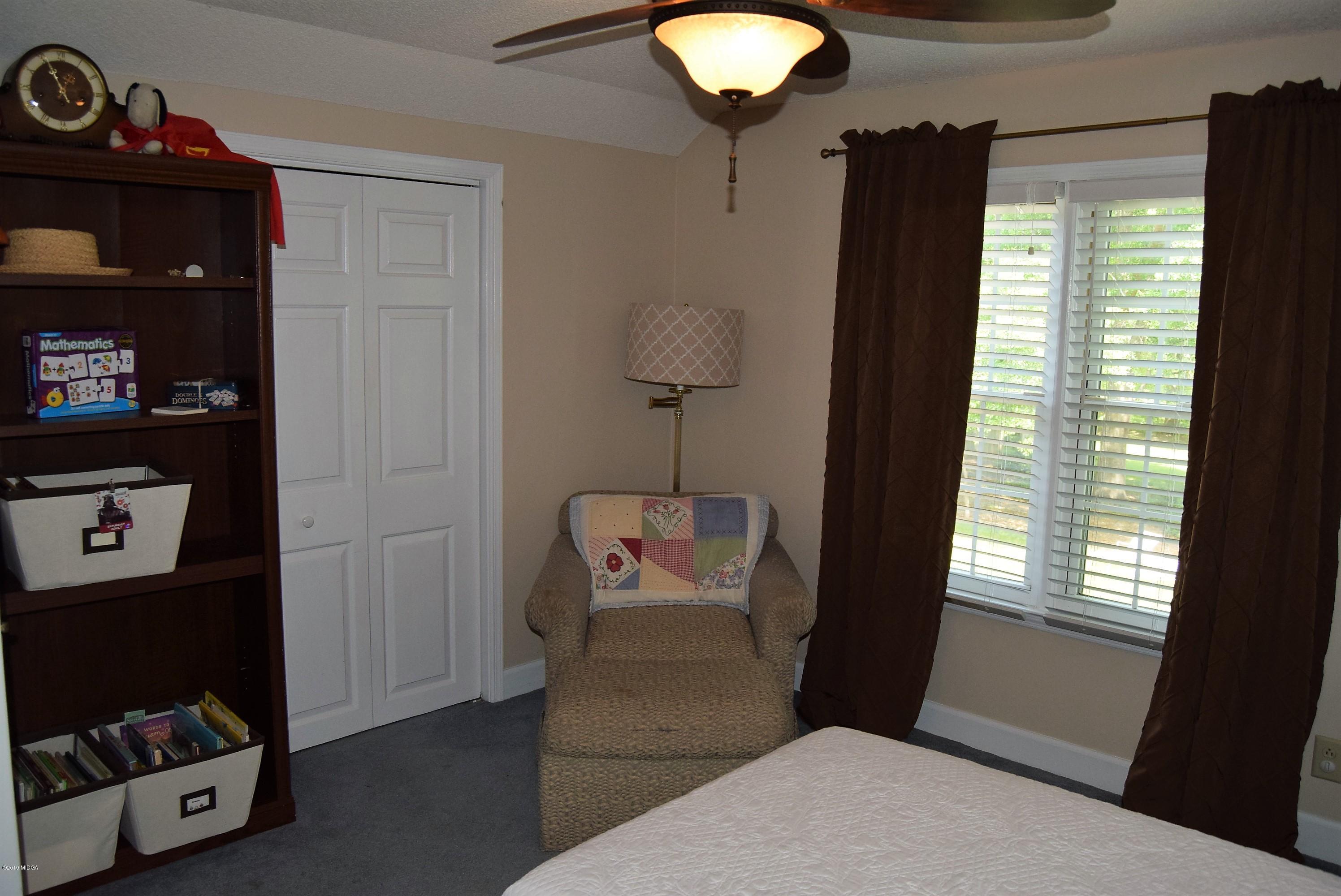 475 Stone Edge Road Macon, GA 31210 - Photo 24 of 36 a hallway with painting and a potted plant