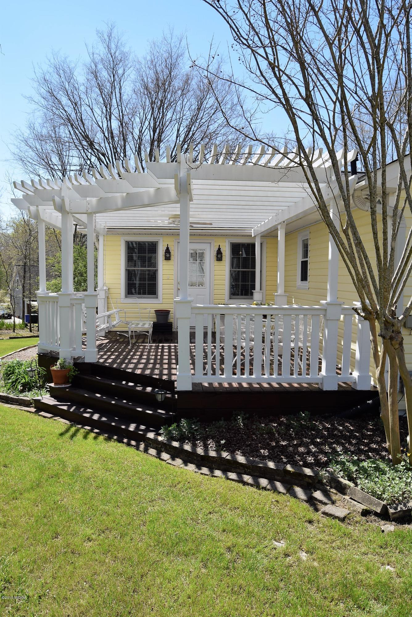 475 Stone Edge Road Macon, GA 31210 - Photo 30 of 36 a front view of a house with a garden
