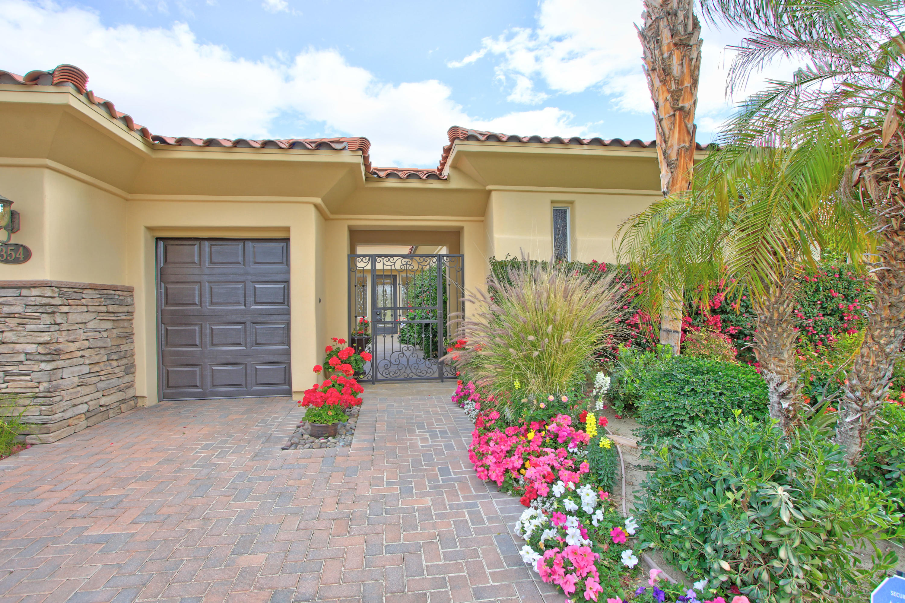 354 Loch Lomond Road Rancho Mirage, CA 92270 - Photo 2 of 26 x (6)