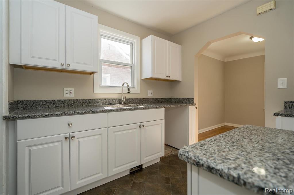 24844 Landau Center Line, MI 48015 - Photo 6 of 58