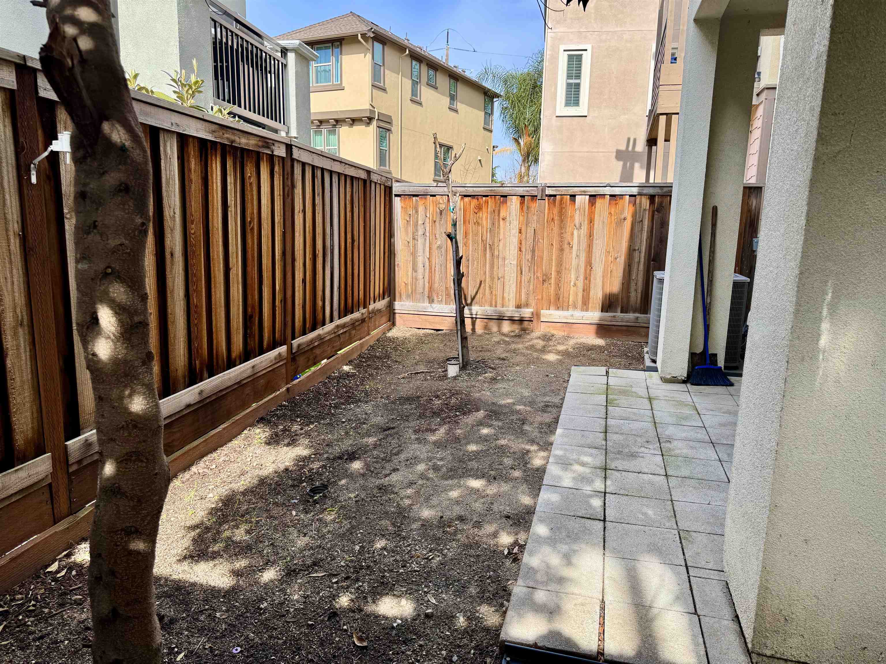 2906 Worthing Common Livermore, CA 94550 - Photo 5 of 31 a view of a backyard with pathway