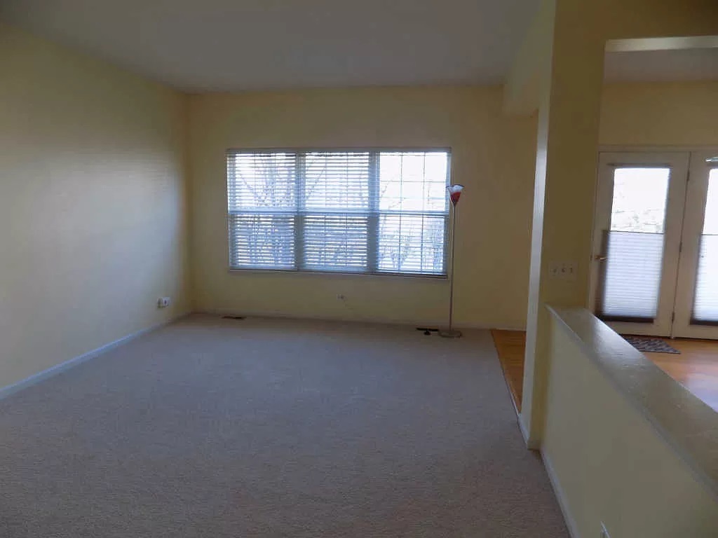 274 Bay Drive Itasca, IL 60143 - Photo 13 of 30 an empty room with a window