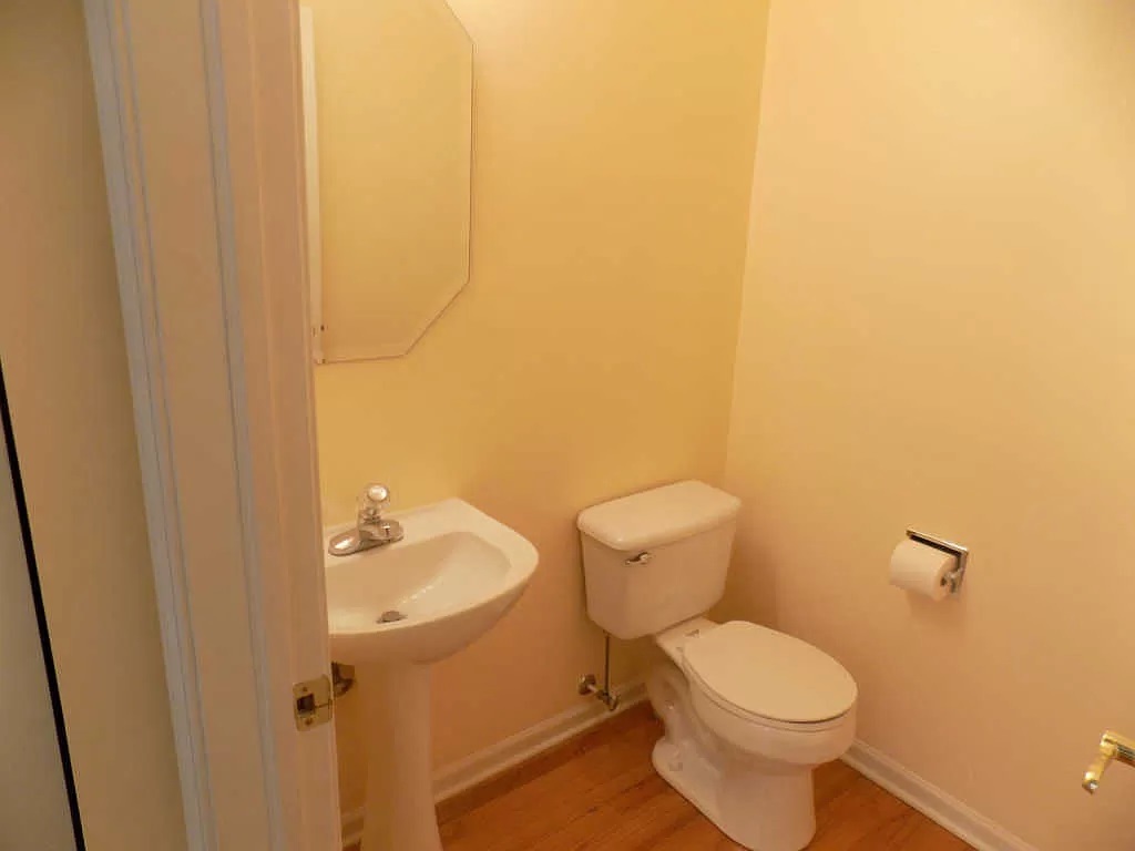 274 Bay Drive Itasca, IL 60143 - Photo 14 of 30 a bathroom with a sink and a toilet