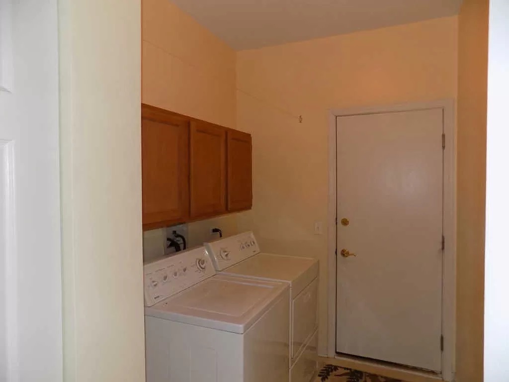 274 Bay Drive Itasca, IL 60143 - Photo 15 of 30 a bathroom with a sink and a mirror
