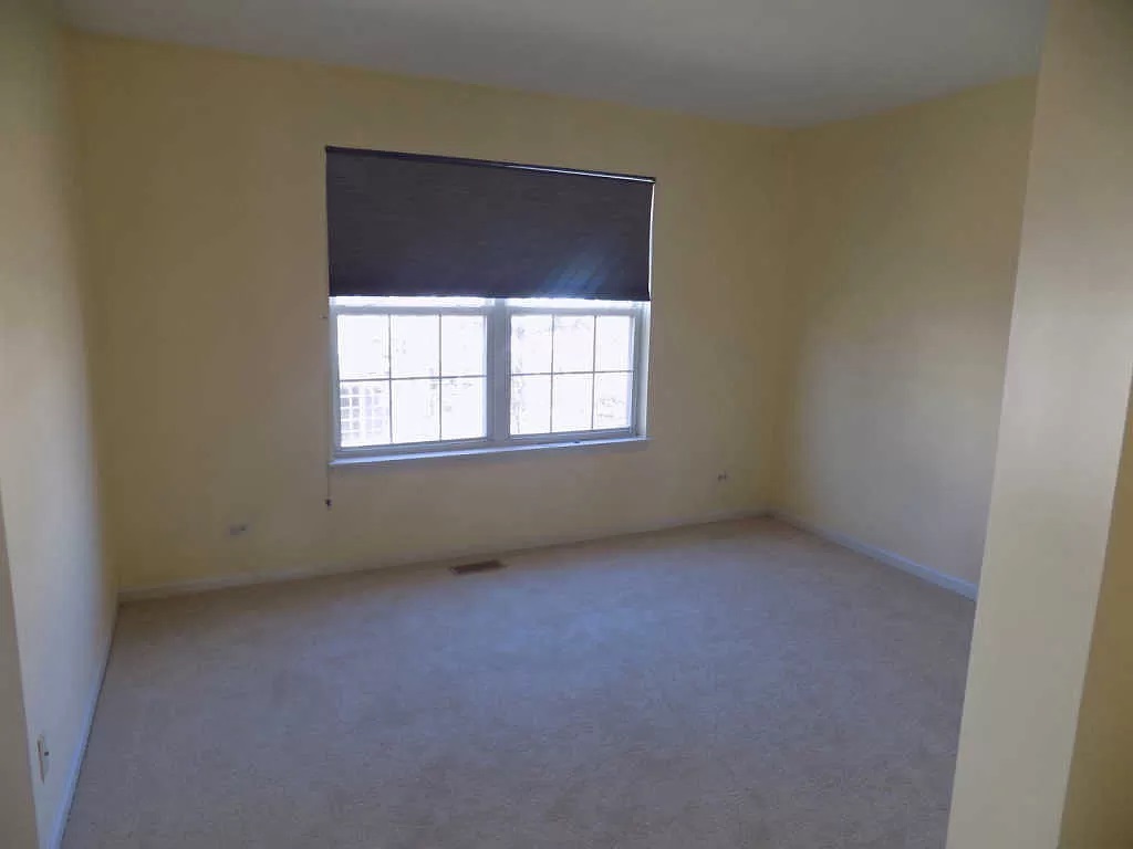274 Bay Drive Itasca, IL 60143 - Photo 19 of 30 an empty room with a window
