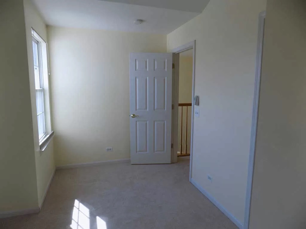 274 Bay Drive Itasca, IL 60143 - Photo 21 of 30 an empty room with windows