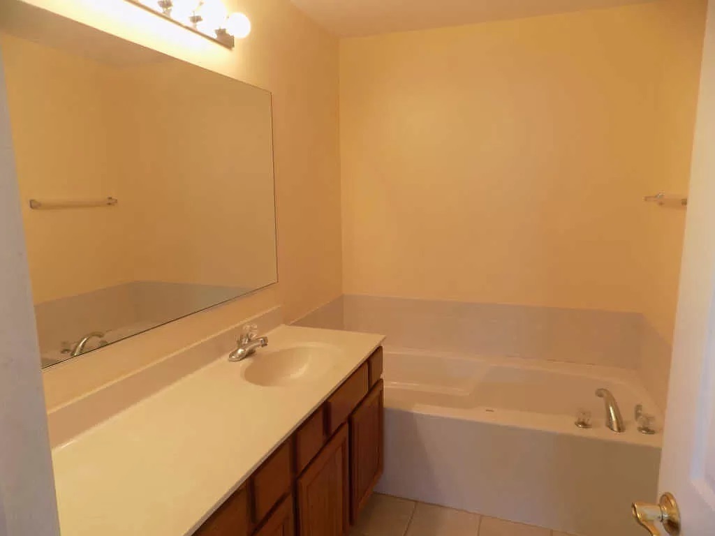274 Bay Drive Itasca, IL 60143 - Photo 23 of 30 a bathroom with a sink and a bathtub