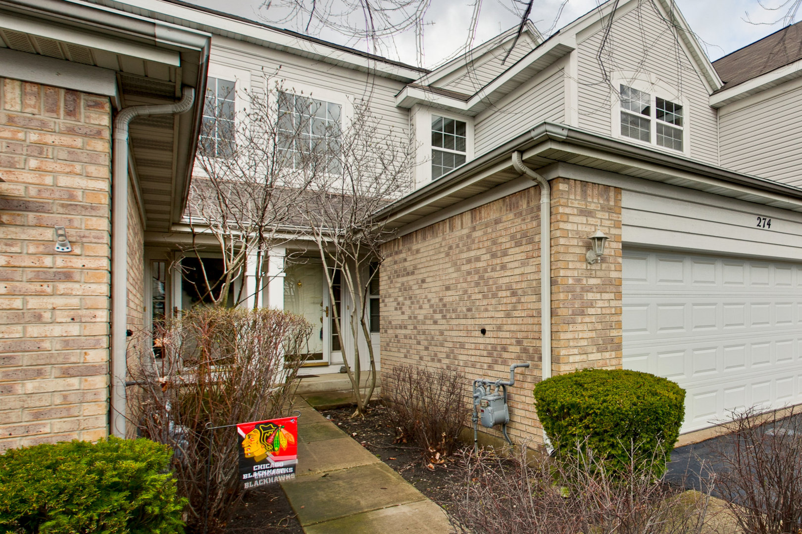274 Bay Drive Itasca, IL 60143 - Photo 3 of 30 a front view of a house with garden