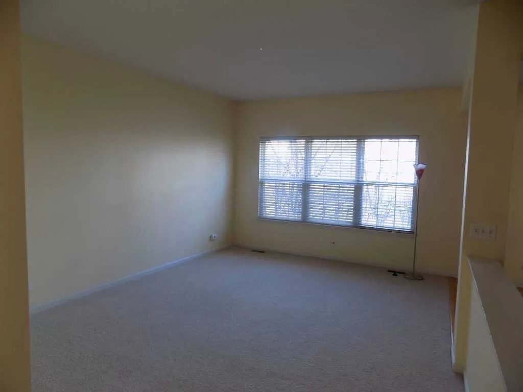 274 Bay Drive Itasca, IL 60143 - Photo 7 of 30 an empty room with a window
