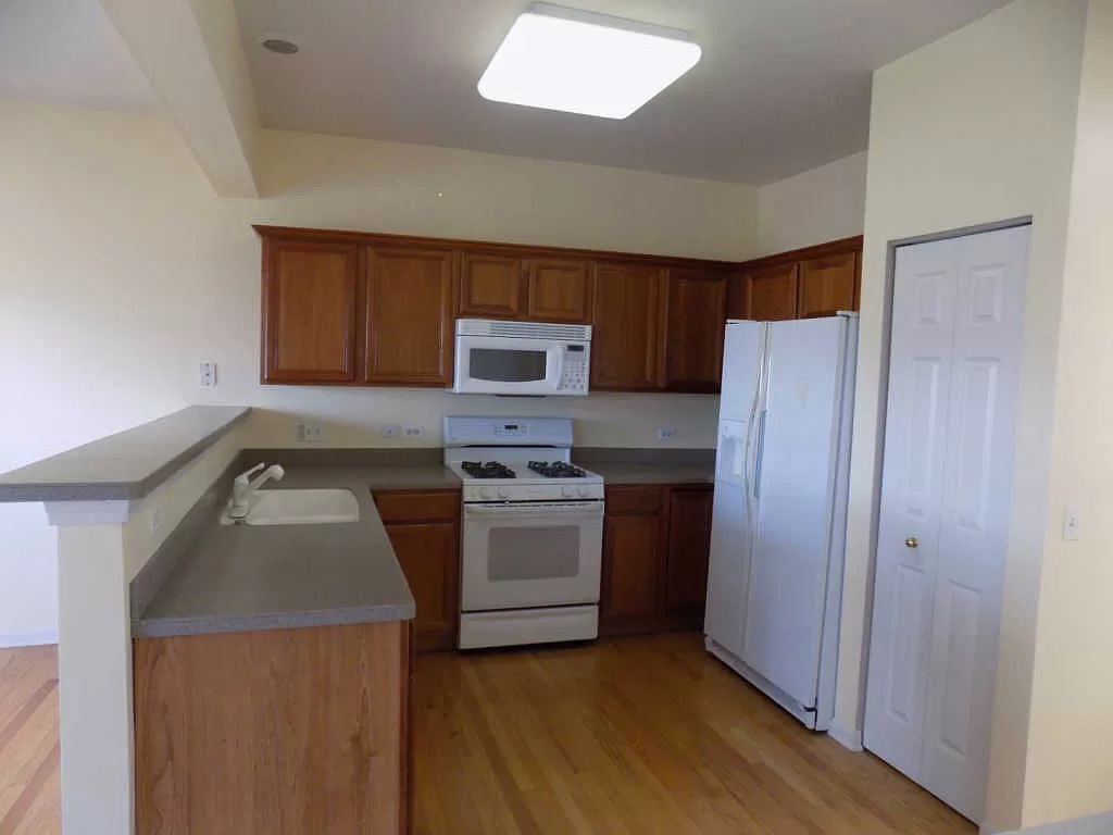 274 Bay Drive Itasca, IL 60143 - Photo 9 of 30 a kitchen with a sink a stove and refrigerator