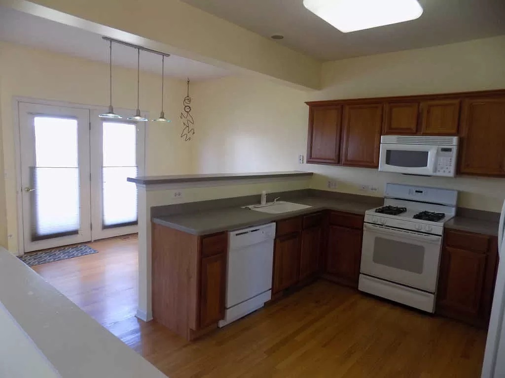 274 Bay Drive Itasca, IL 60143 - Photo 10 of 30 a kitchen with a stove and a microwave