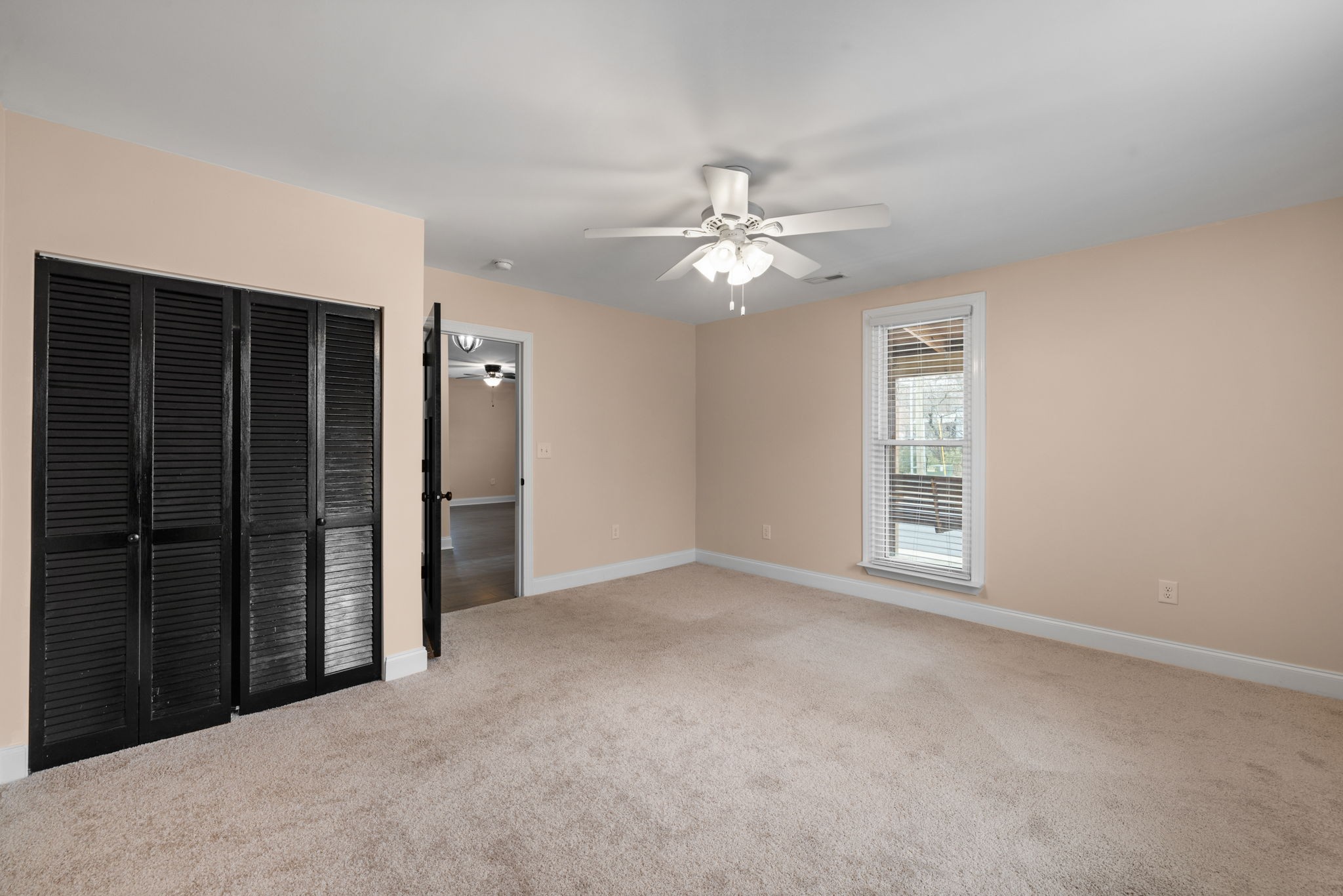 106 East 9th Street Columbia, TN 38401 - Photo 16 of 94 an empty room with windows and closet