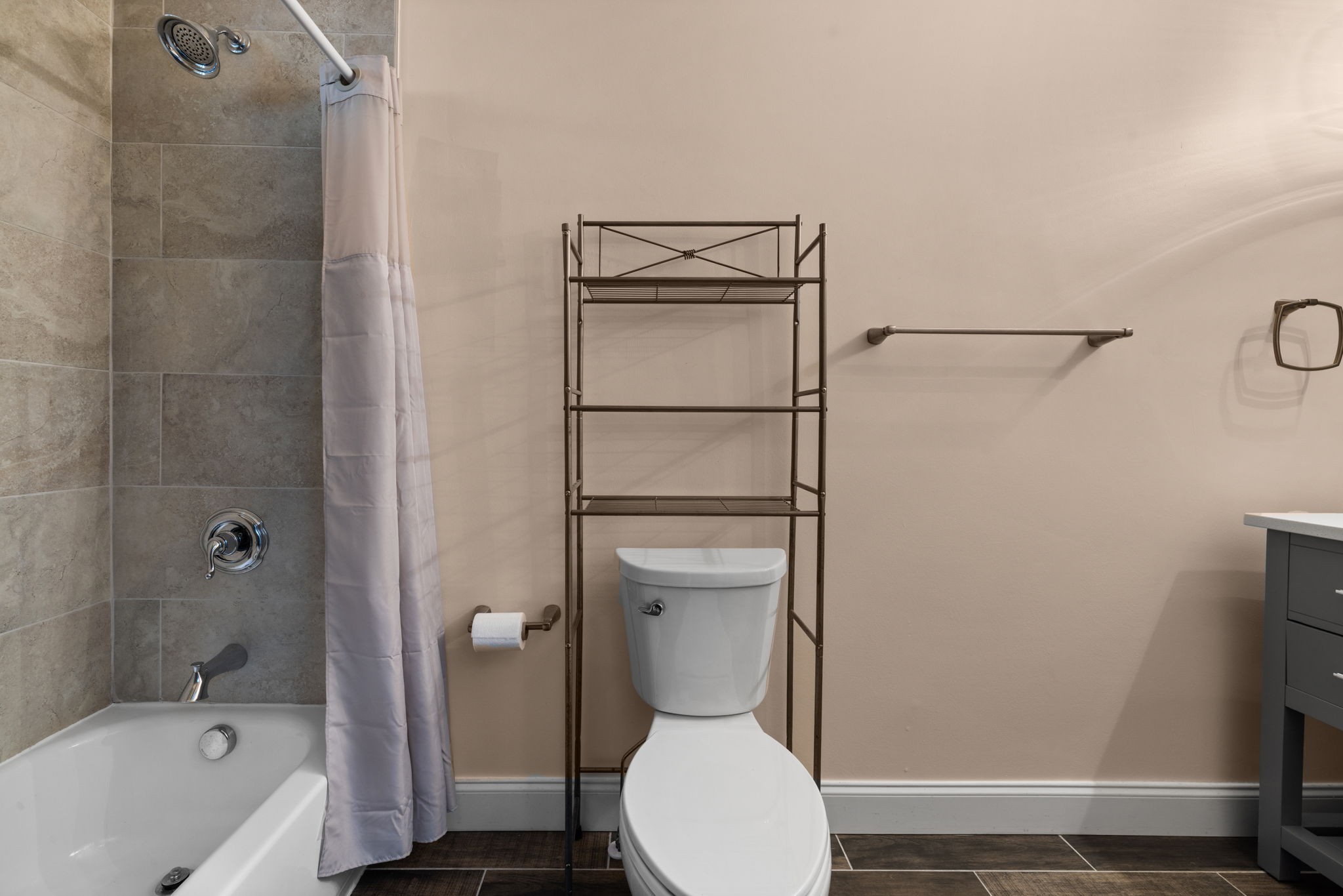 106 East 9th Street Columbia, TN 38401 - Photo 17 of 94 a bathroom with a toilet and a bathtub