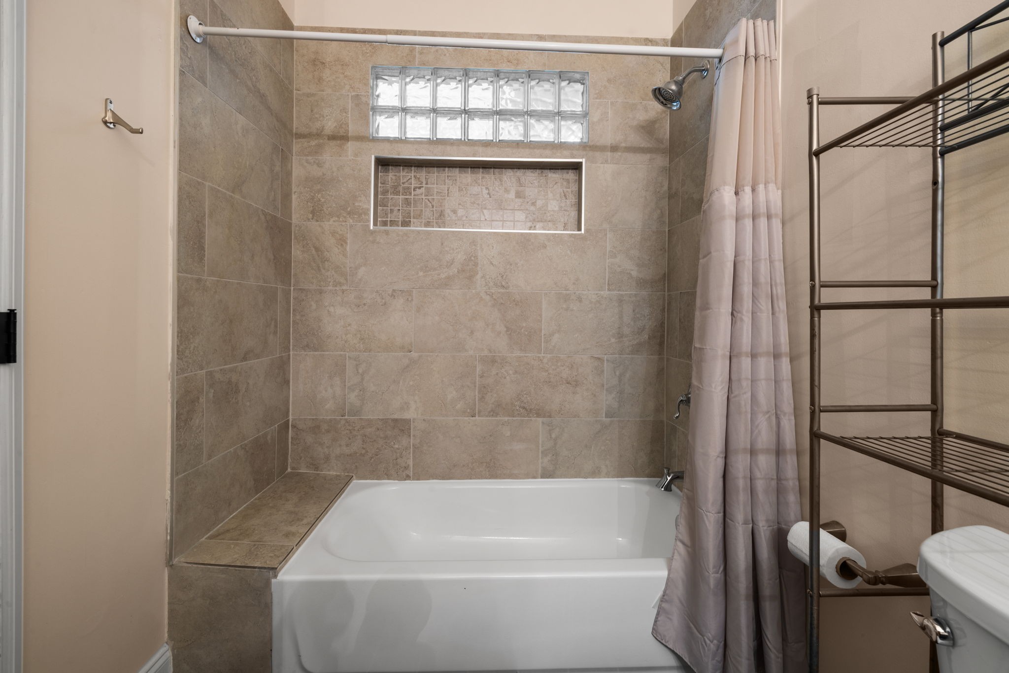 106 East 9th Street Columbia, TN 38401 - Photo 18 of 94 a bathroom with a bathtub and a shower