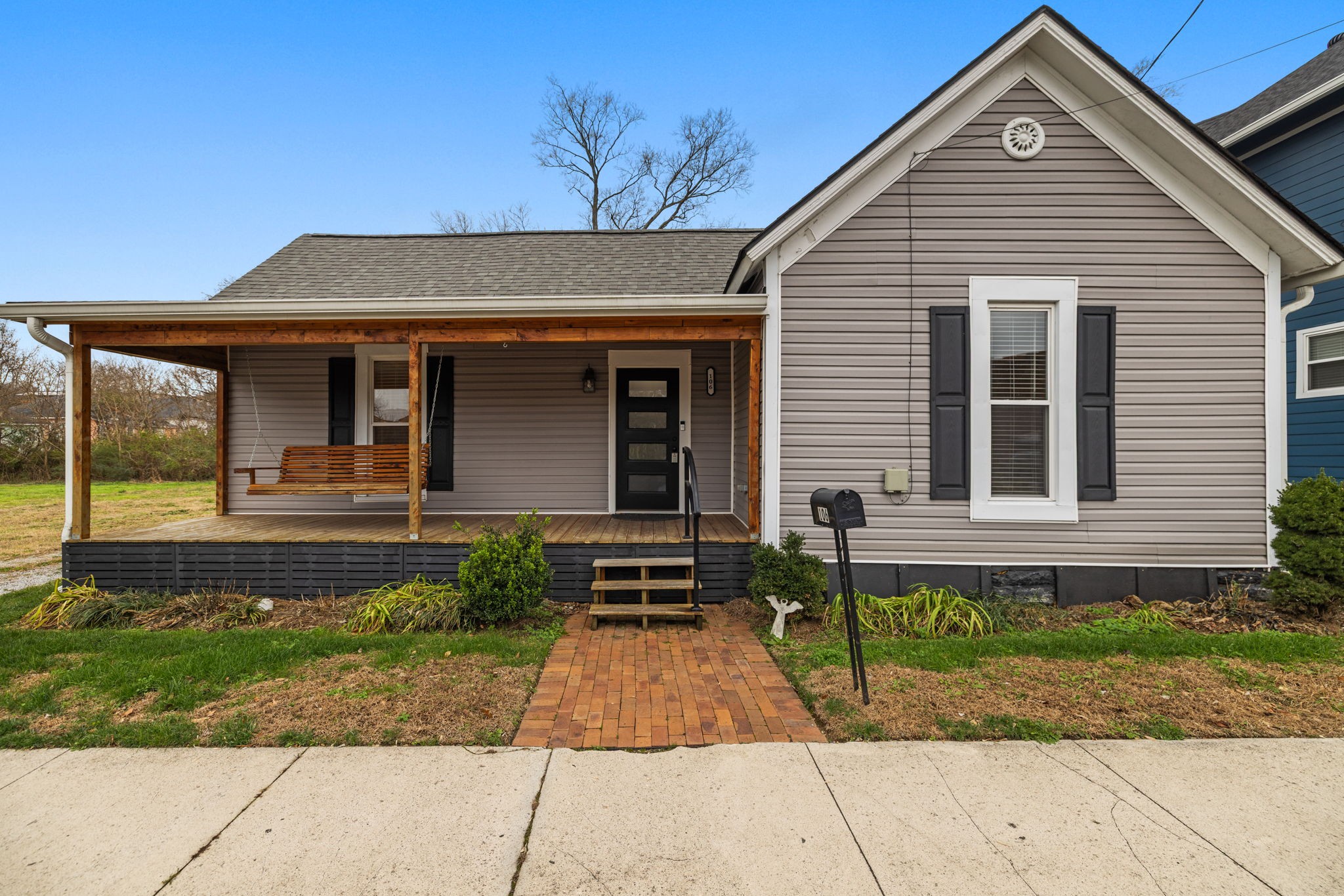 106 East 9th Street Columbia, TN 38401 - Photo 2 of 94 a front view of a house with garden