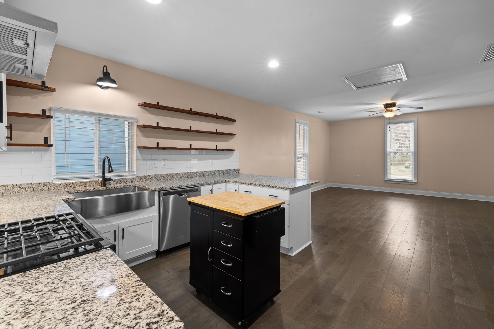 106 East 9th Street Columbia, TN 38401 - Photo 42 of 94 a kitchen that has a sink and a stove