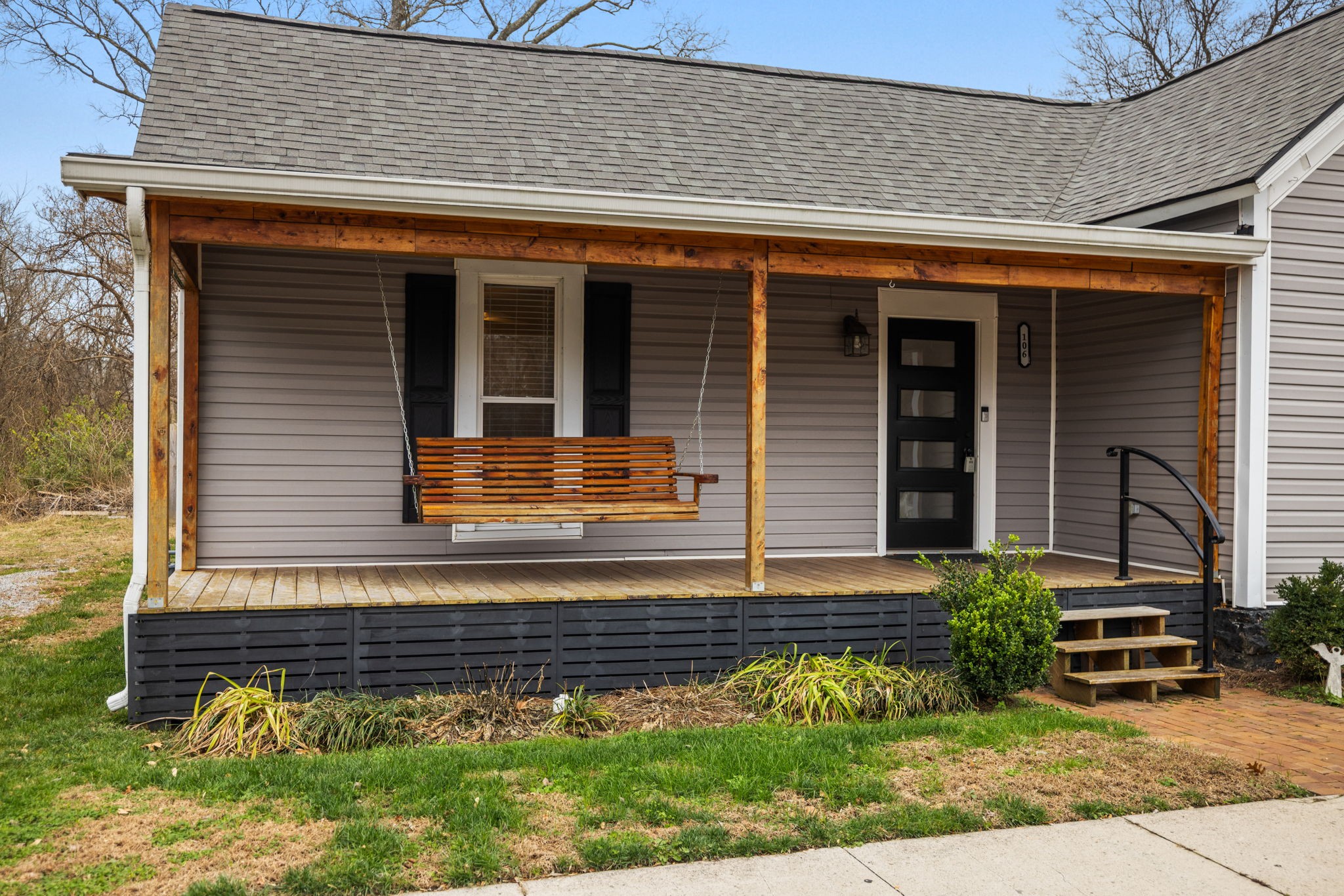 106 East 9th Street Columbia, TN 38401 - Photo 6 of 94 a front view of a house with garden