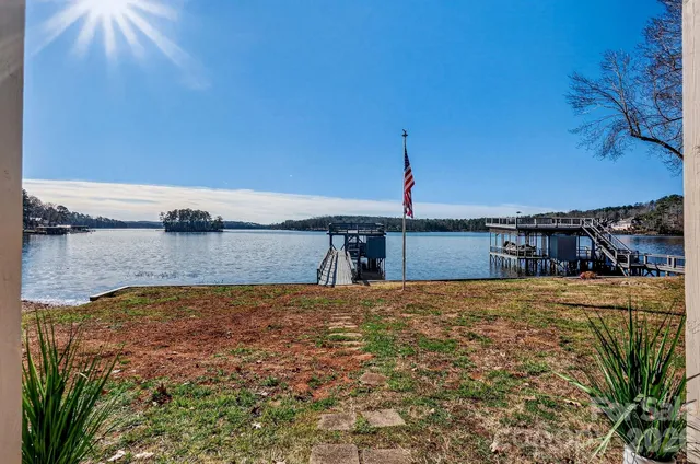$769,500 | 254 North Shoreline Drive, New London, NC 28127