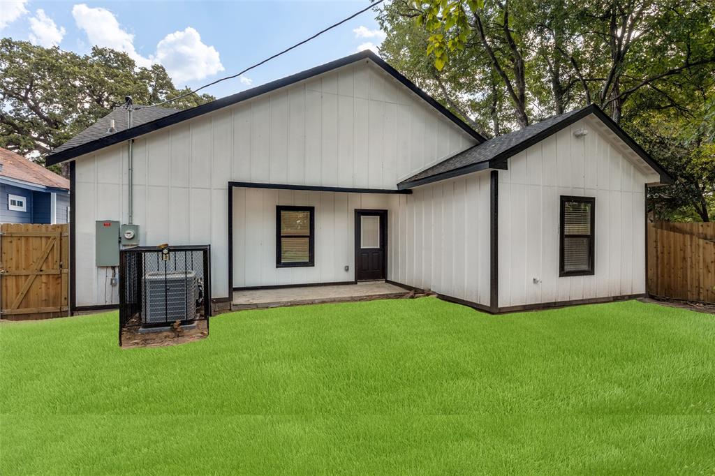 1727 Pear Street Dallas, TX 75215 - Photo 12 of 13 a front view of house with yard and porch