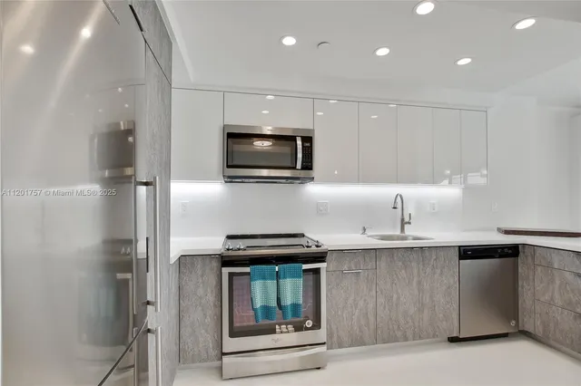 $4,000 | 100 Lincoln Road, Unit 940, Miami Beach, FL 33139