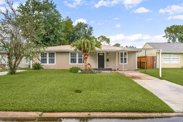 a view of a yard in front of a house