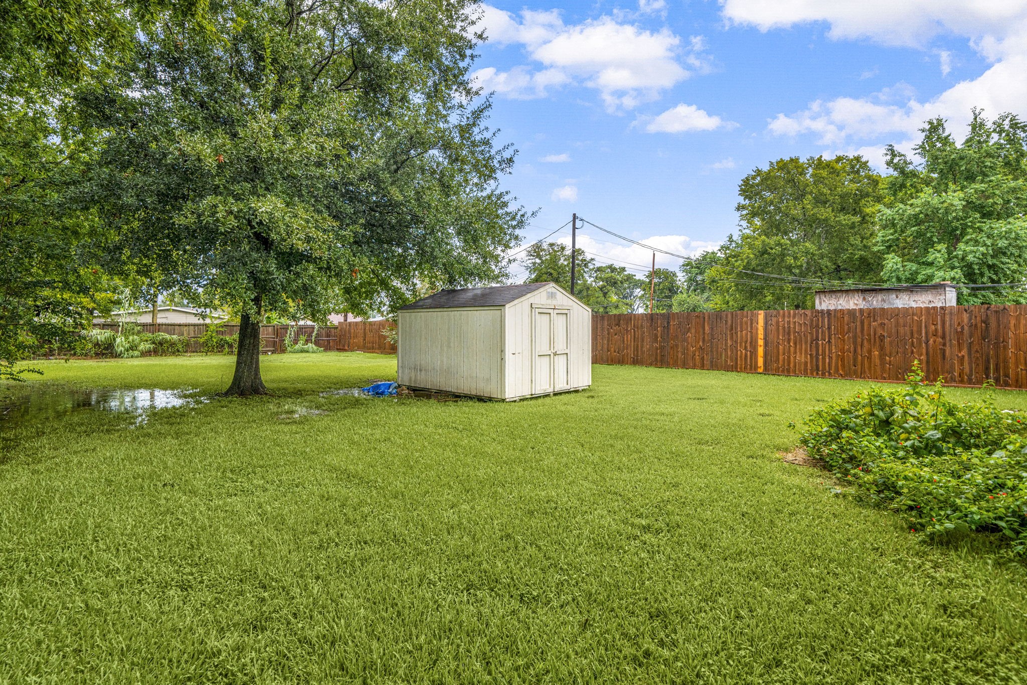 1206 Oak Meadows Street Houston, TX 77017 - Photo 29 of 32 a backyard of a house with lots of green space