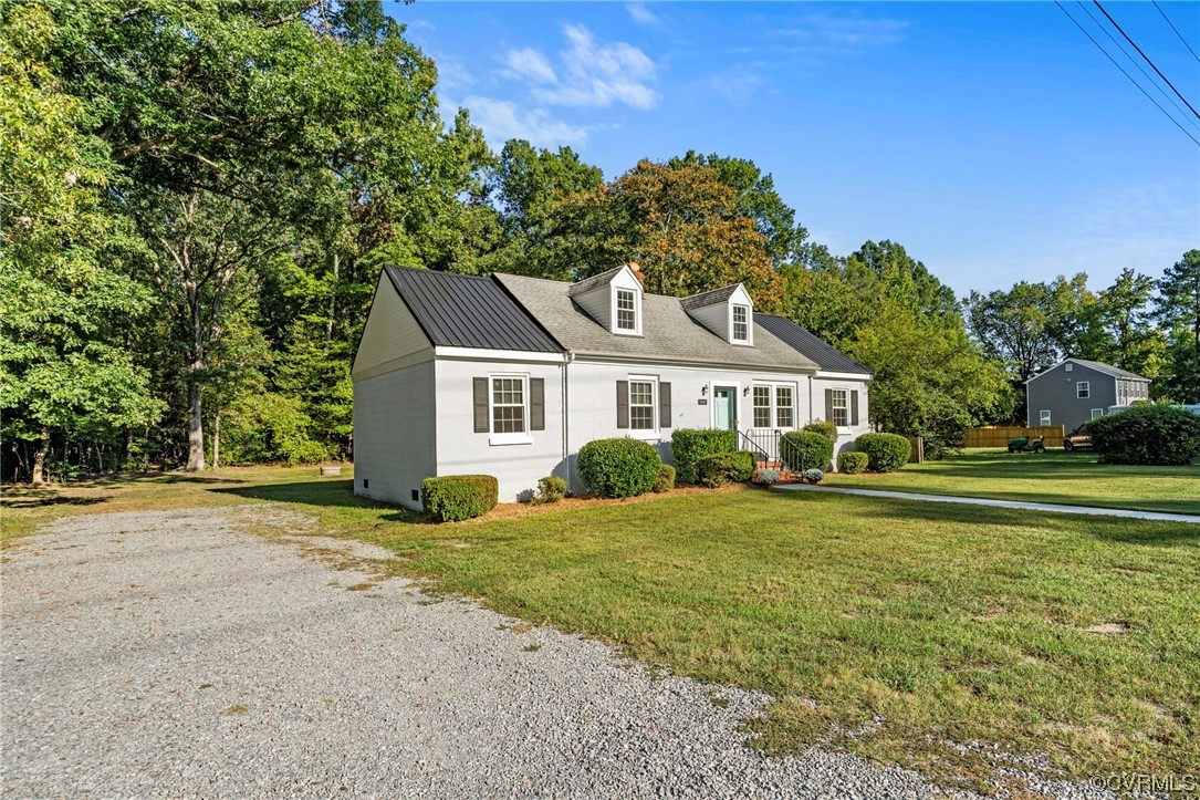 10121 Highview Road Glen Allen, VA 23059 - Photo 1 of 24 View of front facade with a front lawn