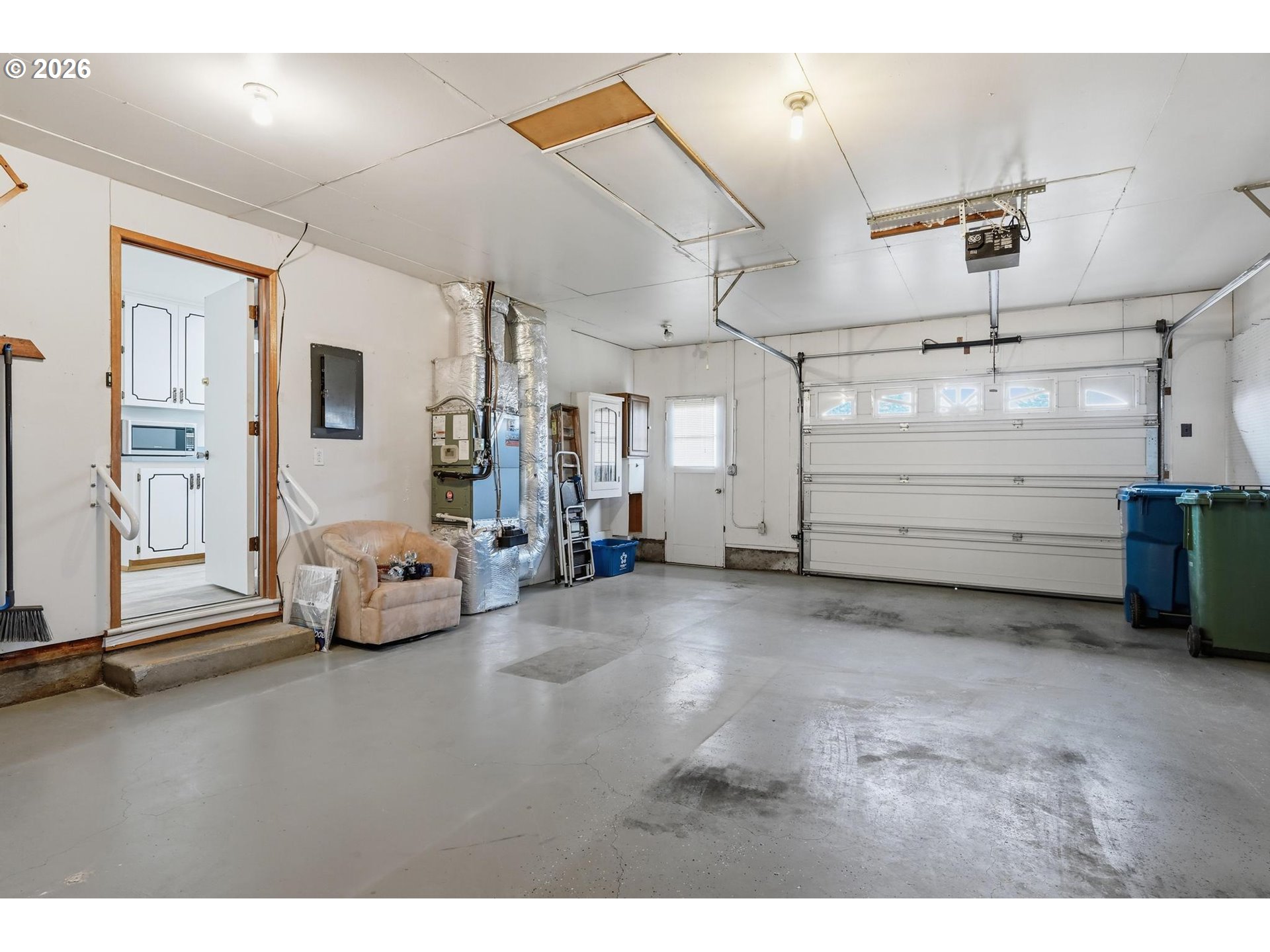 1720 Jansen Way Woodburn, OR 97071 - Photo 17 of 42 a view of a livingroom with closet