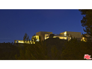 610 Estrellita Way Los Angeles, CA 90049 - Photo 11 of 53 a open kitchen with a yard