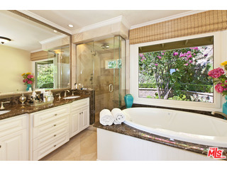 610 Estrellita Way Los Angeles, CA 90049 - Photo 25 of 53 a bathroom with a tub sink and mirror