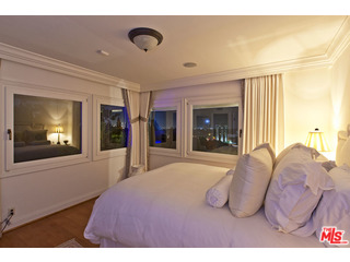 610 Estrellita Way Los Angeles, CA 90049 - Photo 28 of 53 a bedroom with a bed and a flat screen tv