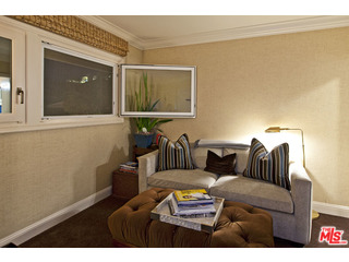 610 Estrellita Way Los Angeles, CA 90049 - Photo 33 of 53 a living room with furniture and a window