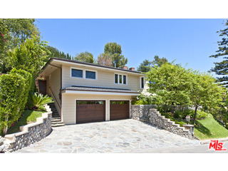 610 Estrellita Way Los Angeles, CA 90049 - Photo 34 of 53 a front view of a house with a yard