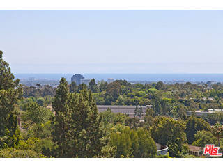 610 Estrellita Way Los Angeles, CA 90049 - Photo 39 of 53 a view of a city