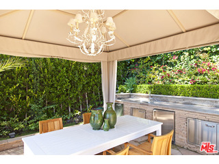 610 Estrellita Way Los Angeles, CA 90049 - Photo 42 of 53 a view of a chairs and table in the patio