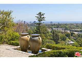 610 Estrellita Way Los Angeles, CA 90049 - Photo 44 of 53 a view of a outdoor space