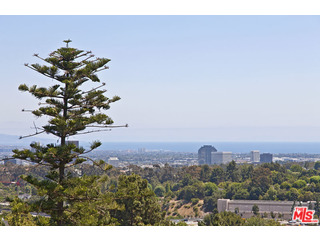 610 Estrellita Way Los Angeles, CA 90049 - Photo 45 of 53 a view of a city