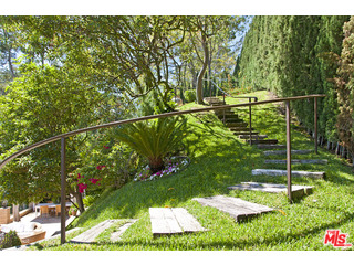 610 Estrellita Way Los Angeles, CA 90049 - Photo 48 of 53 a view of a yard with plants