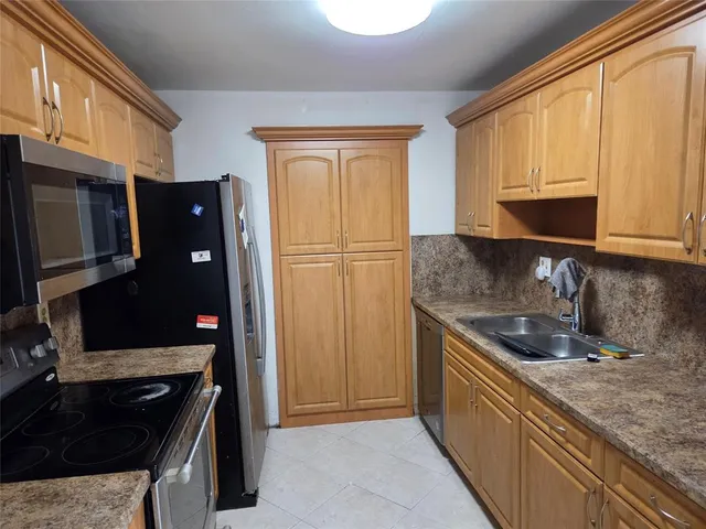 a view of a window in an empty room