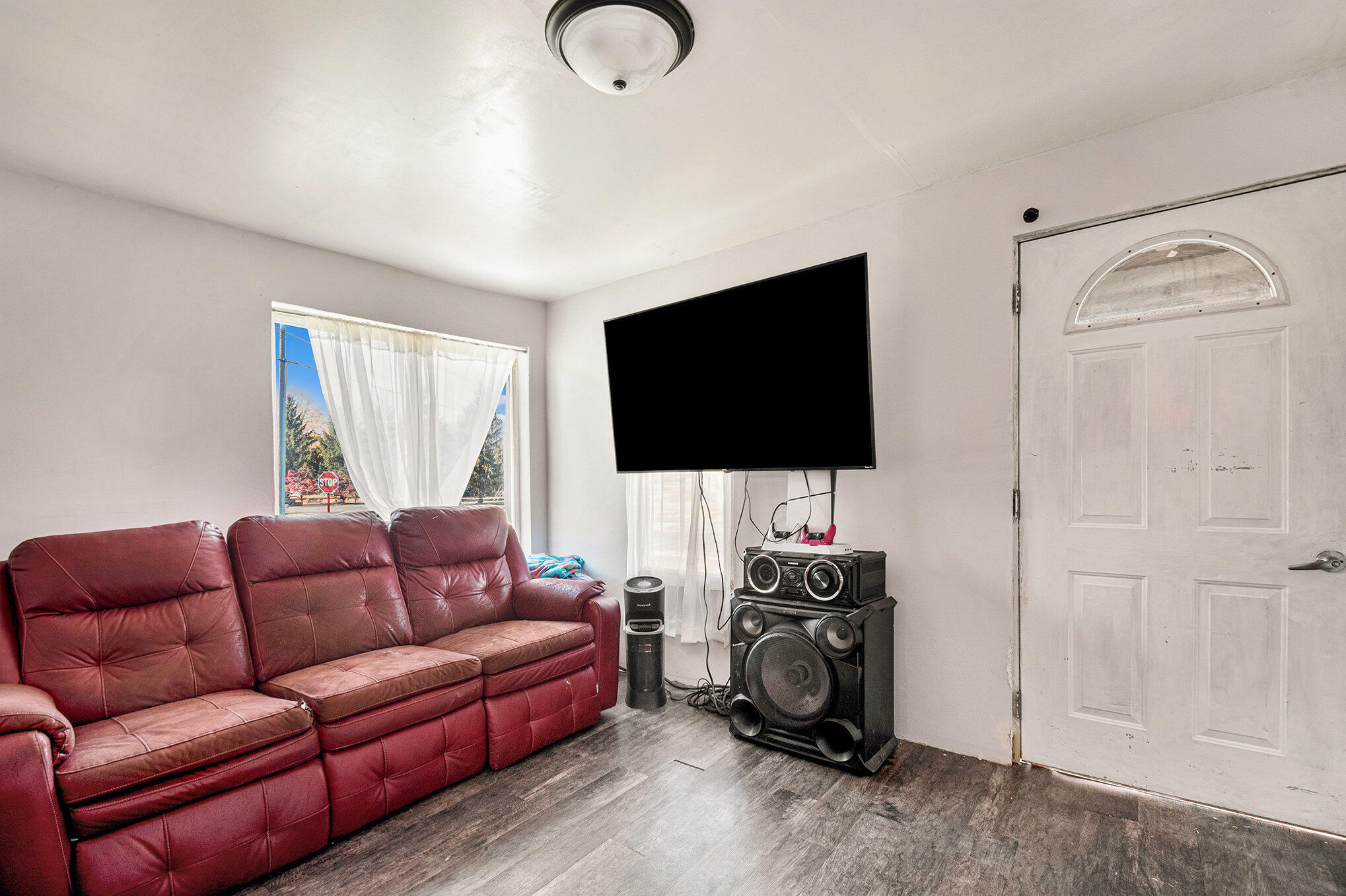 527 Main Street Dowagiac, MI 49047 - Photo 7 of 26 004_file_733