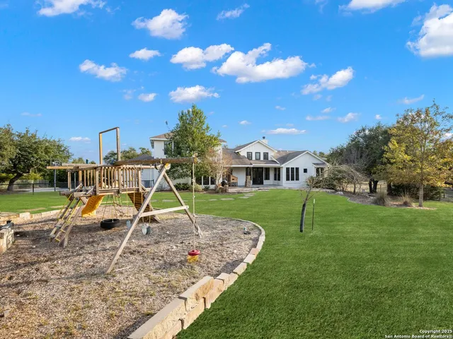 a view of a backyard