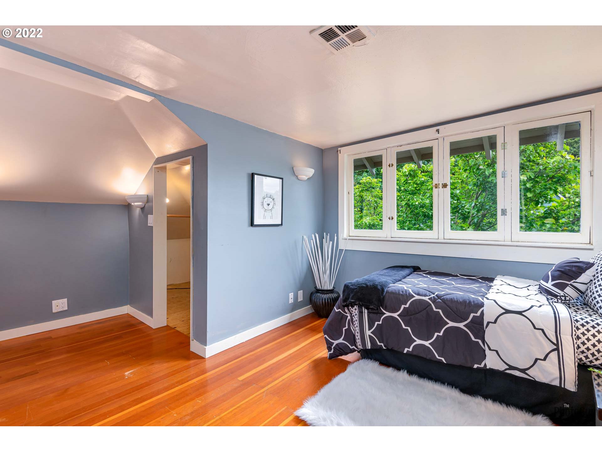 346 D Street Springfield, OR 97477 - Photo 25 of 32 a room with furniture and a large window