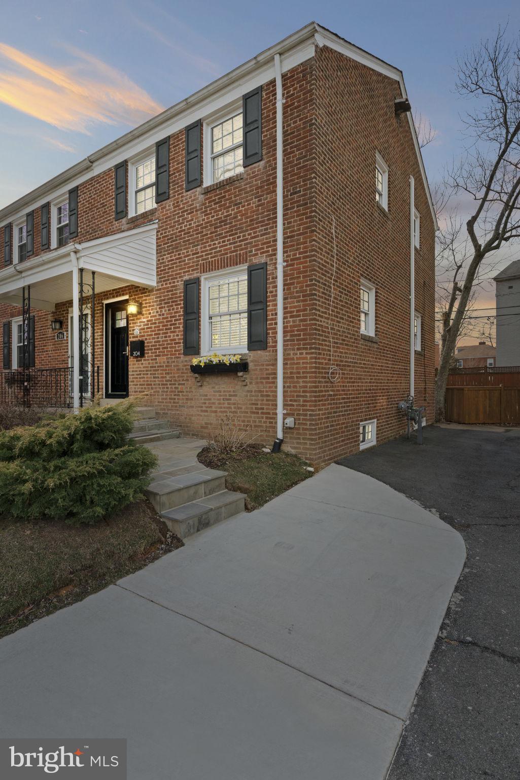 204 South Courthouse Road Arlington, VA 22204 - Photo 39 of 49 a front view of a house with yard