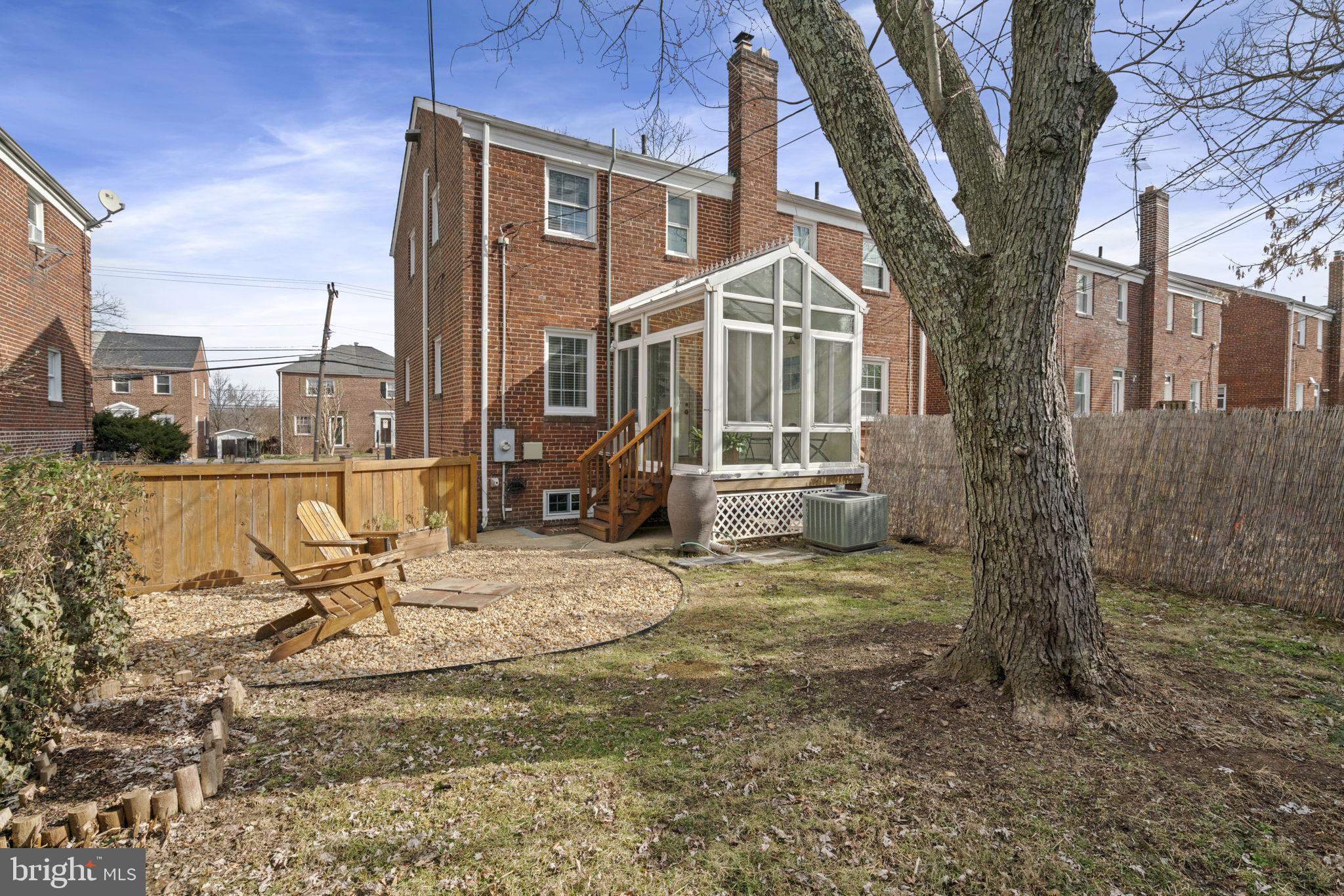 204 South Courthouse Road Arlington, VA 22204 - Photo 42 of 49 a view of a large white house