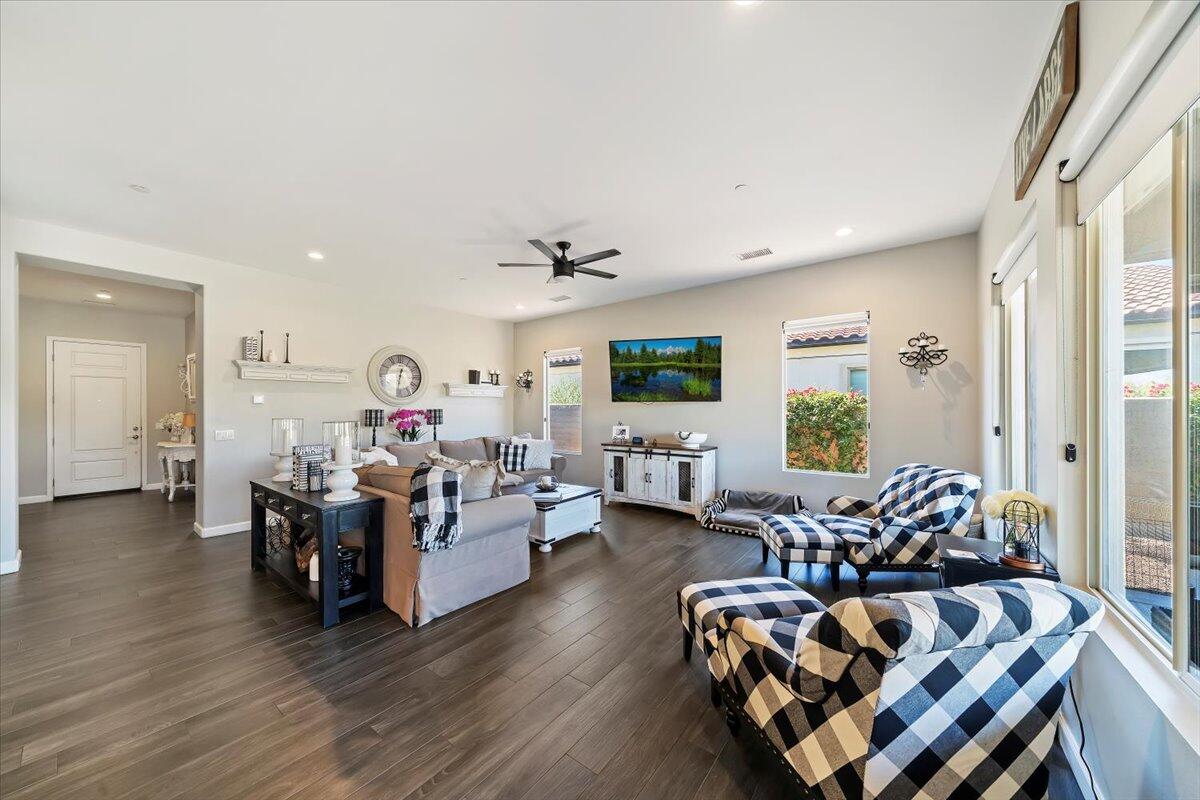 66 Cabernet Rancho Mirage, CA 92270 - Photo 5 of 32 18-Living Room