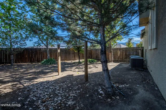 a view of a back yard